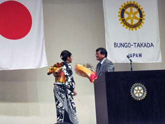 森永卓郎氏、花束受取