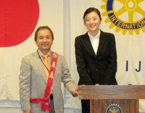 カウンセラー佐藤英隆会員と米山奨学生イ・ヘジンさん